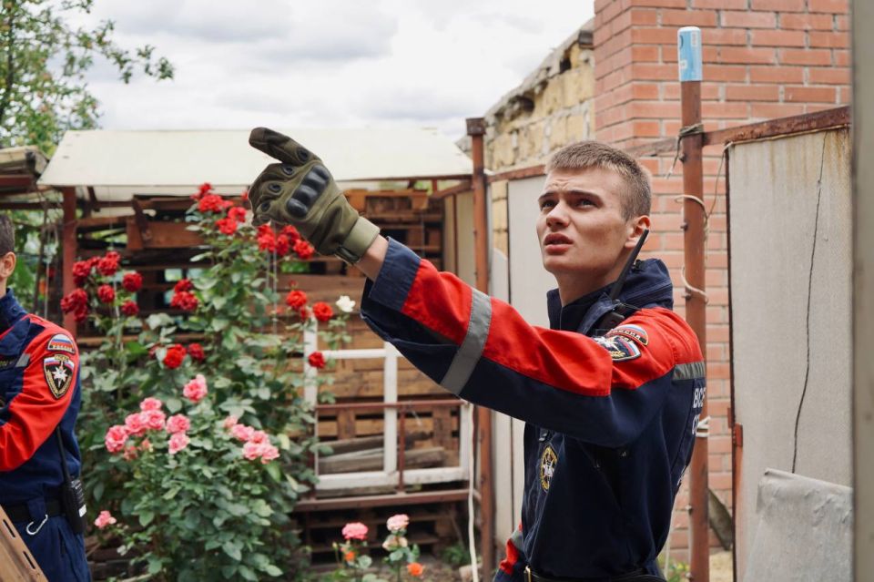 Добровольцы Луганского РО ВСКС помогают в устранении последствий обстрела ВСУ Добровольцы Луганского РО ВСКС помогают в устранении последствий обстрела ВСУ