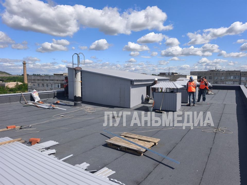 В Краснодоне по адресу: кв. Лесной, д.2 силами подрядчика региона-шефа Тюменской области ООО СК «СТИЛЛ» на завершающую стадию вышли работы по капитальному ремонту мягкой кровли многоквартирного жилого дома В Краснодоне по адресу: кв. Лесной, д.2 силами подрядчика региона-шефа Тюменской области ООО СК «СТИЛЛ» на завершающую стадию вышли работы по капитальному ремонту мягкой кровли многоквартирного жилого дома