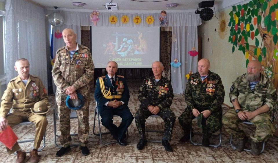 В День ветеранов боевых действий воины-интернационалисты встретились с воспитанниками отделения по работе с несовершеннолетними «Семейный центр» города Алчевска В День ветеранов боевых действий воины-интернационалисты встретились с воспитанниками отделения по работе с несовершеннолетними «Семейный центр» города Алчевска