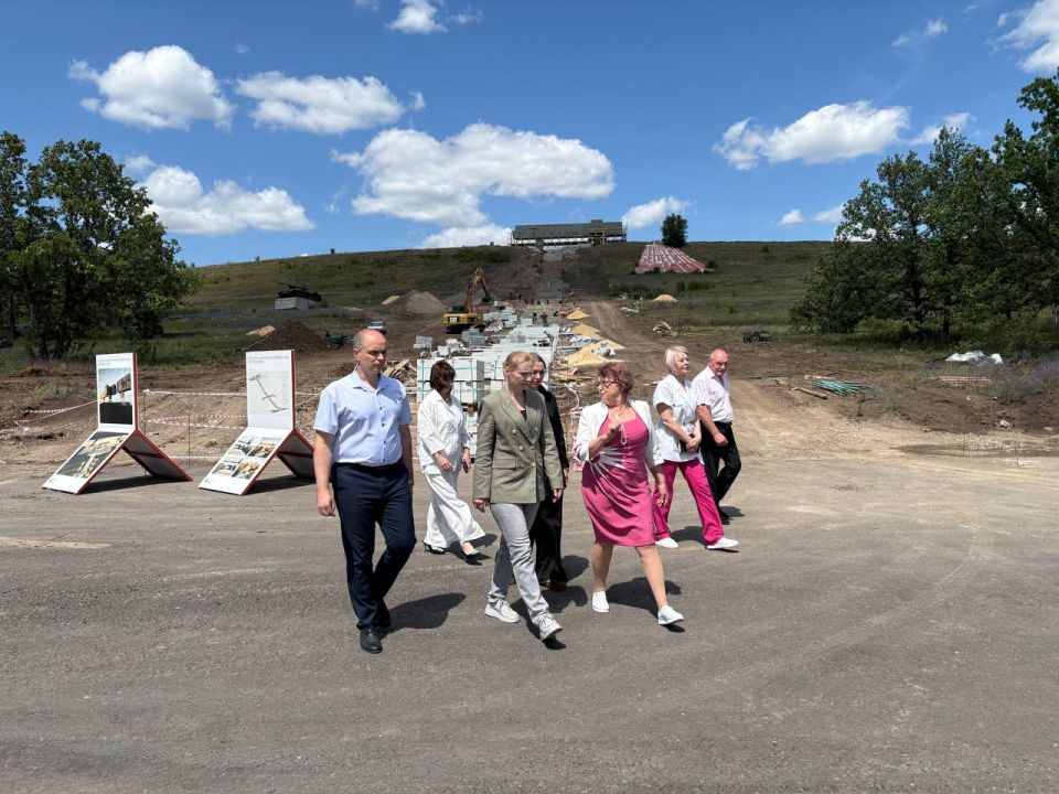 Анна Рослякова с рабочим визитом посетила Лутугино, Красный Луч и Антрацит Анна Рослякова с рабочим визитом посетила Лутугино, Красный Луч и Антрацит