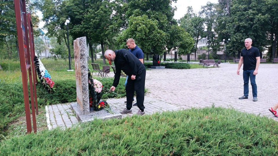 ЧЕСТЬ И ПАМЯТЬ ГЕРОЯМ: ДЕПУТАТЫ ЛДПР ПОЧТИЛИ ПАВШИХ ДОБРОВОЛЬЦЕВ ЧЕСТЬ И ПАМЯТЬ ГЕРОЯМ: ДЕПУТАТЫ ЛДПР ПОЧТИЛИ ПАВШИХ ДОБРОВОЛЬЦЕВ
