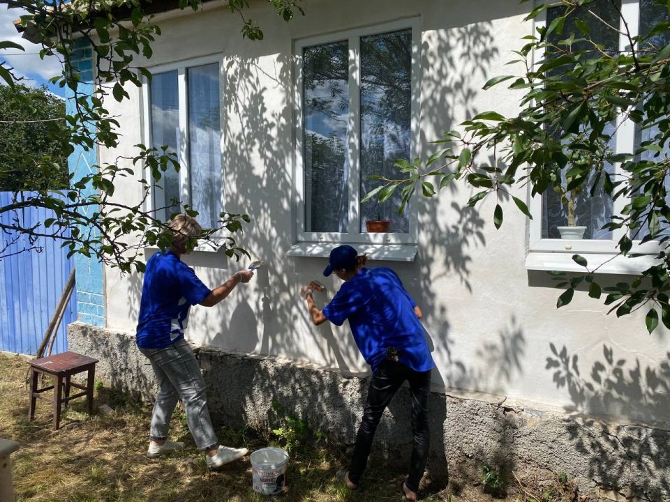 В Антраците активисты «Единой России» помогли матери погибшего военнослужащего В Антраците активисты «Единой России» помогли матери погибшего военнослужащего