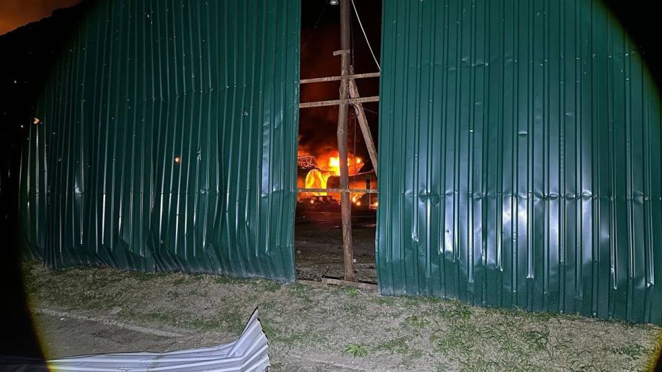 Обломки украинских БПЛА ночью упали на нефтебазу в Луганске и частный сектор, ранена женщина - Глава ЛНР Леонид Пасечник Обломки украинских БПЛА ночью упали на нефтебазу в Луганске и частный сектор, ранена женщина - Глава ЛНР Леонид Пасечник