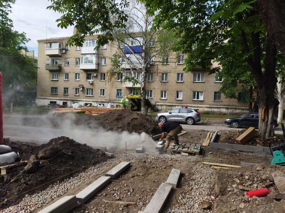 Андрей Рубанцов: В Ровеньках продолжаются работы по благоустройству аллеи по улице Ленина, за которую проголосовали ровенчане в 2024 году в рамках Всероссийского голосования по выбору общественных территорий На сегодняшний... Андрей Рубанцов: В Ровеньках продолжаются работы по благоустройству аллеи по улице Ленина, за которую проголосовали ровенчане в 2024 году в рамках Всероссийского голосования по выбору общественных территорий На сегодняшний...