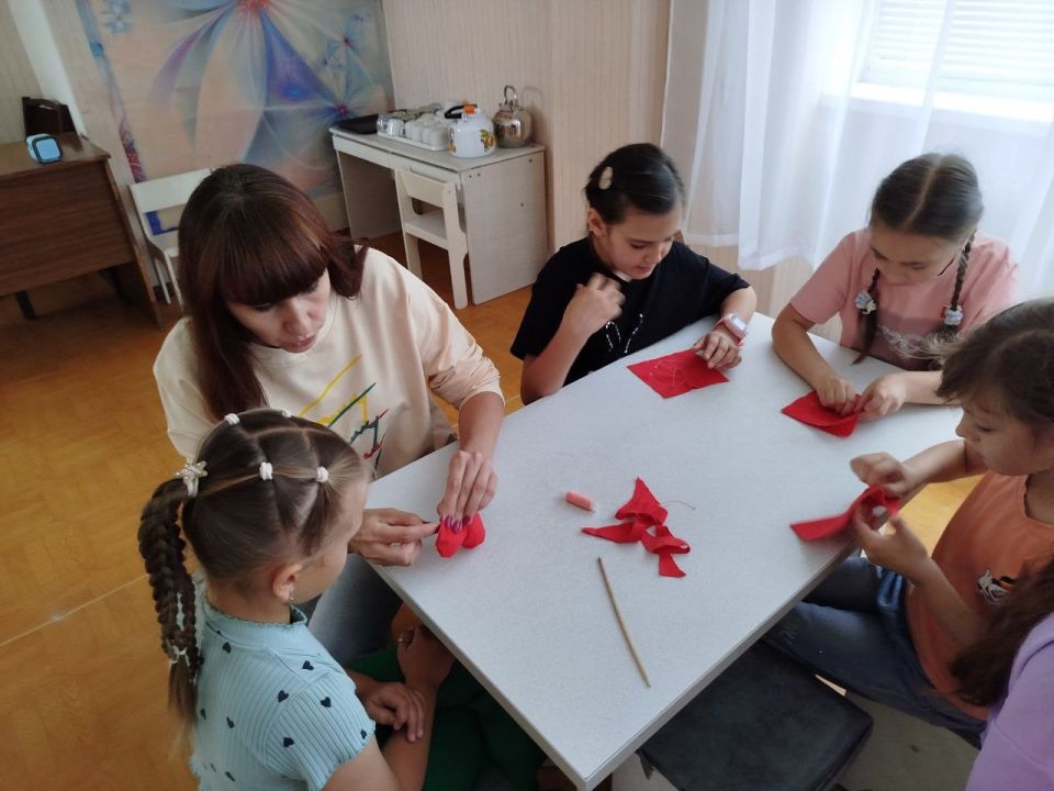 Педагоги Лутугинского Дома детского и юношеского творчества продолжают работать на школьных летних площадках Педагоги Лутугинского Дома детского и юношеского творчества продолжают работать на школьных летних площадках