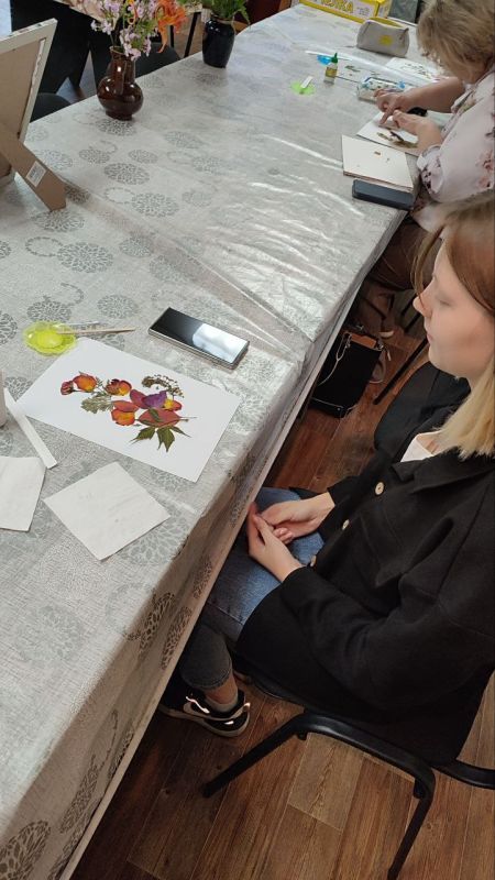 В краеведческом музее для участников клуба «Луч творчества» состоялся мастер-класс по созданию картины в технике ошибана В краеведческом музее для участников клуба «Луч творчества» состоялся мастер-класс по созданию картины в технике ошибана