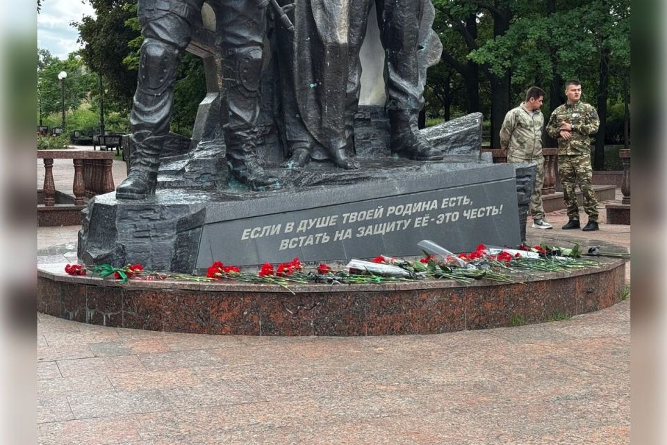 В Луганске почтили память защитников Родины В Луганске почтили память защитников Родины