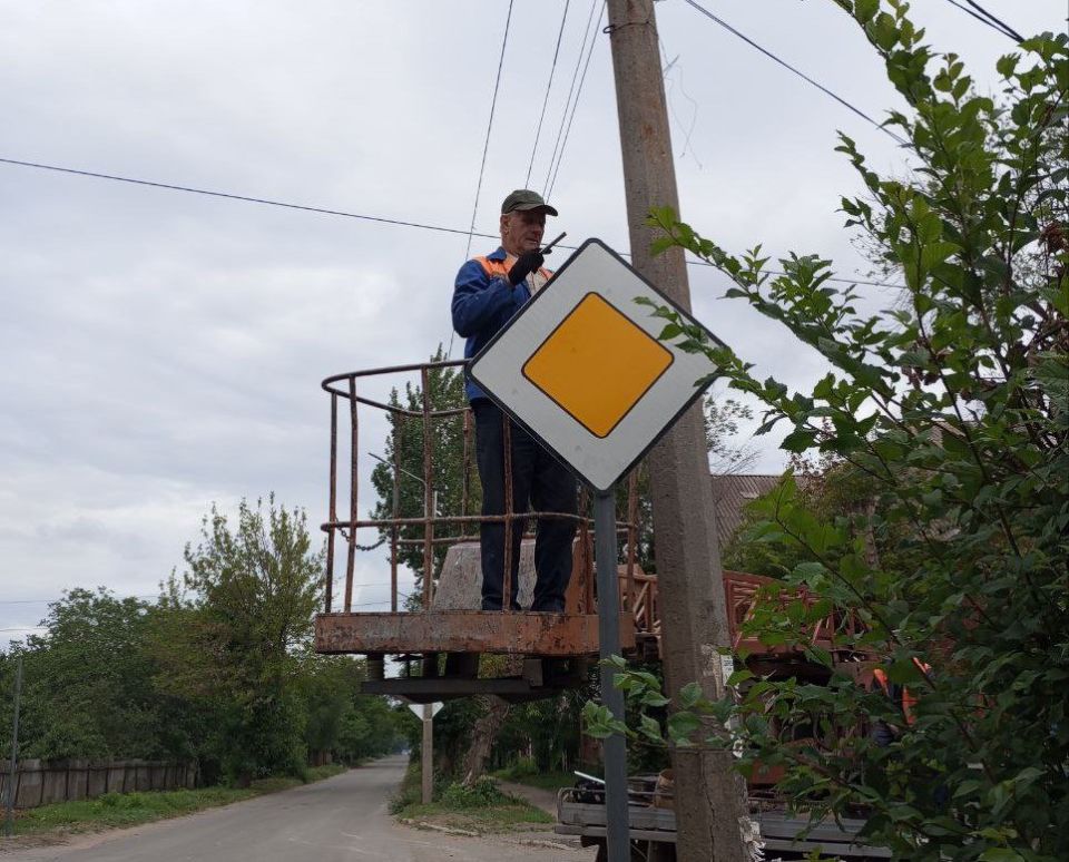 Коммунальные службы проводят работы на территории города Коммунальные службы проводят работы на территории города