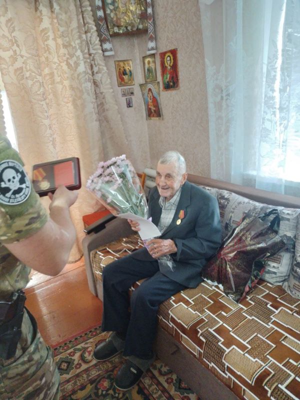 Вчера, 01.07.2025 года начальник Валуйского отдела жизнеобеспечения Елена Тараненко, совместно с депутатом Станично-Луганского мо от КПРФ, атаманом СКО «Станица Луганска» Павлом Малиновским поздравили юбиляра, ветерана войны... Вчера, 01.07.2025 года начальник Валуйского отдела жизнеобеспечения Елена Тараненко, совместно с депутатом Станично-Луганского мо от КПРФ, атаманом СКО «Станица Луганска» Павлом Малиновским поздравили юбиляра, ветерана войны...