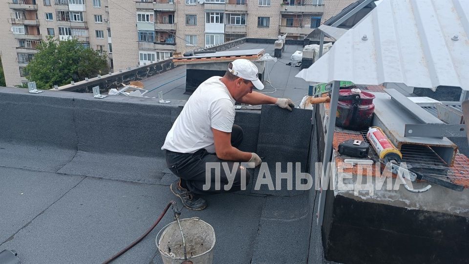 Тюменцы завершают ремонт кровли многоквартирного дома в Молодогвардейске Тюменцы завершают ремонт кровли многоквартирного дома в Молодогвардейске