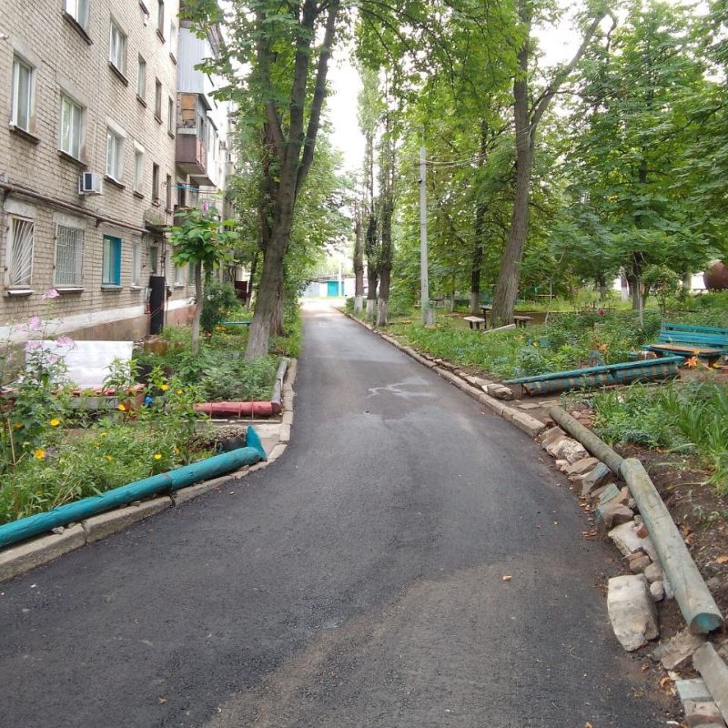 Антрацитовский филиал Единой Управляющей Компании продолжает планомерную работу по благоустройству придомовых территорий! Антрацитовский филиал Единой Управляющей Компании продолжает планомерную работу по благоустройству придомовых территорий!