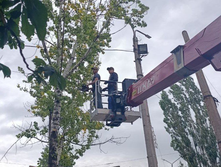 Коммунальные службы проводят работы на территории города Коммунальные службы проводят работы на территории города