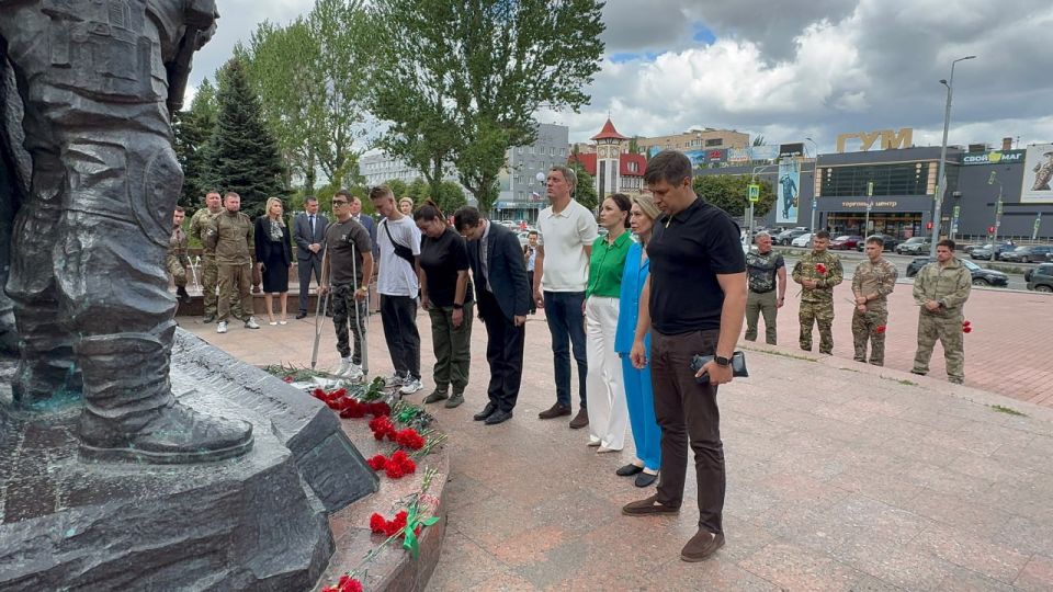 В Луганске почтили память защитников Родины В Луганске почтили память защитников Родины