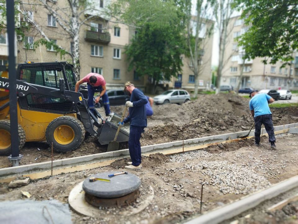 Андрей Рубанцов: В Ровеньках продолжаются работы по благоустройству аллеи по улице Ленина, за которую проголосовали ровенчане в 2024 году в рамках Всероссийского голосования по выбору общественных территорий На сегодняшний... Андрей Рубанцов: В Ровеньках продолжаются работы по благоустройству аллеи по улице Ленина, за которую проголосовали ровенчане в 2024 году в рамках Всероссийского голосования по выбору общественных территорий На сегодняшний...