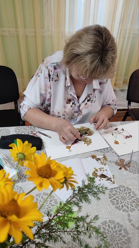 В краеведческом музее для участников клуба «Луч творчества» состоялся мастер-класс по созданию картины в технике ошибана В краеведческом музее для участников клуба «Луч творчества» состоялся мастер-класс по созданию картины в технике ошибана