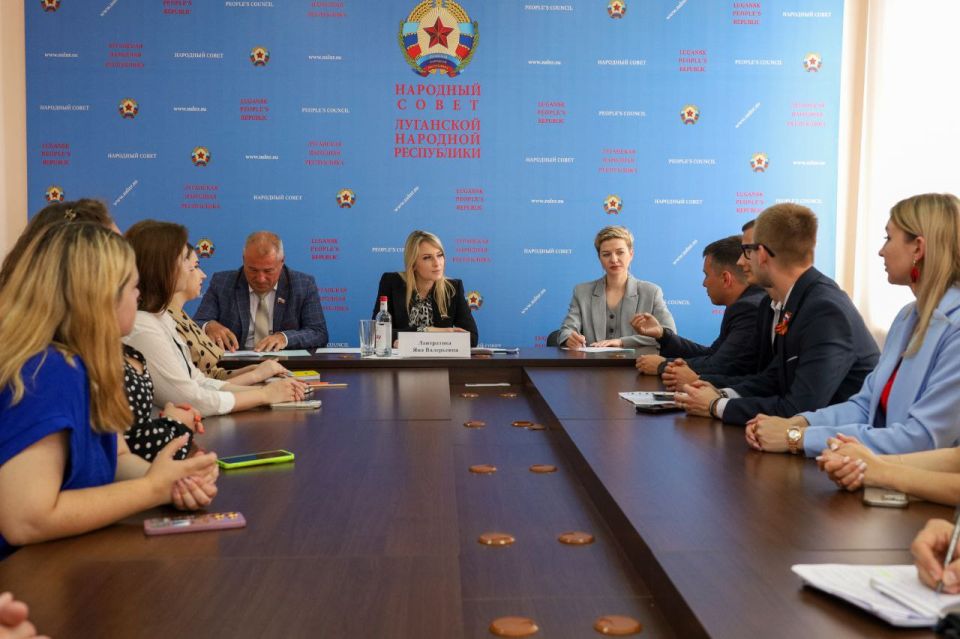 Вдохновение и идеи: Как прошла встреча Молодежного парламента с Яной Лантратовой в Луганске! Вдохновение и идеи: Как прошла встреча Молодежного парламента с Яной Лантратовой в Луганске!