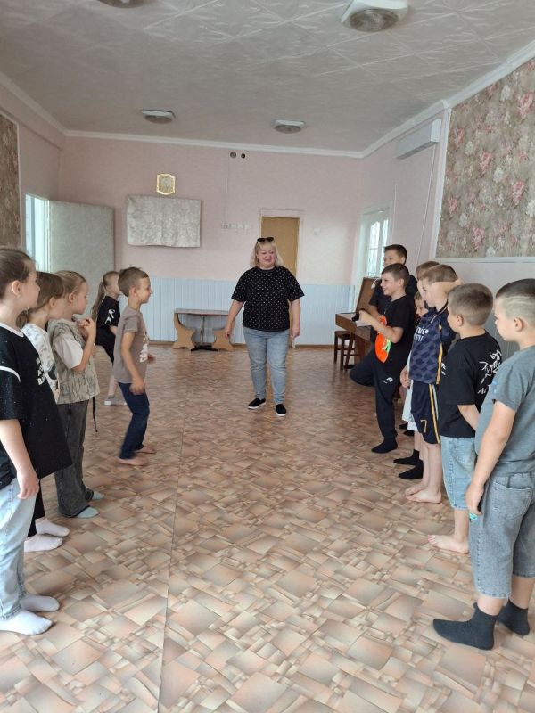 Педагоги Лутугинского Дома детского и юношеского творчества продолжают работать на школьных летних площадках Педагоги Лутугинского Дома детского и юношеского творчества продолжают работать на школьных летних площадках