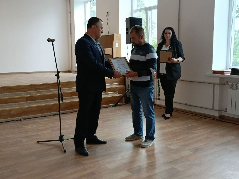 Совет городского округа город Лисичанск отметил благодарностями активных жителей Лисичанска Совет городского округа город Лисичанск отметил благодарностями активных жителей Лисичанска