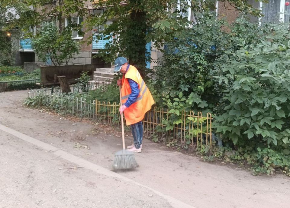 Коммунальные службы проводят работы на территории города Коммунальные службы проводят работы на территории города