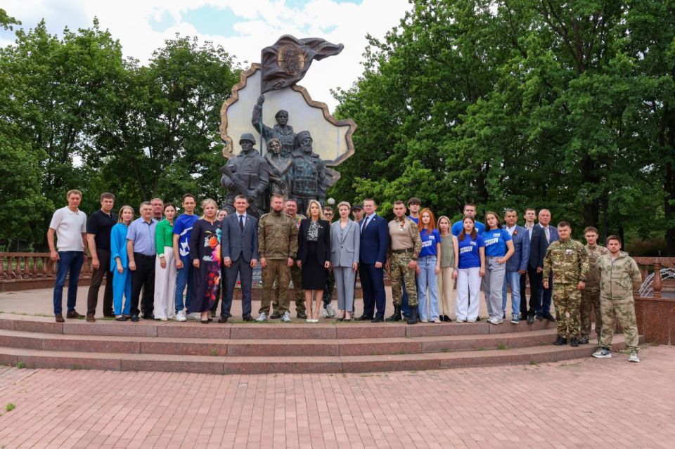В Луганске почтили память защитников Родины В Луганске почтили память защитников Родины