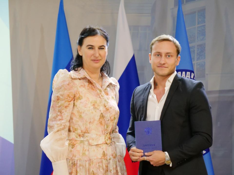 ВРИП главы города Яна Пащенко вручила дипломы выпускникам ЛГПУ ВРИП главы города Яна Пащенко вручила дипломы выпускникам ЛГПУ