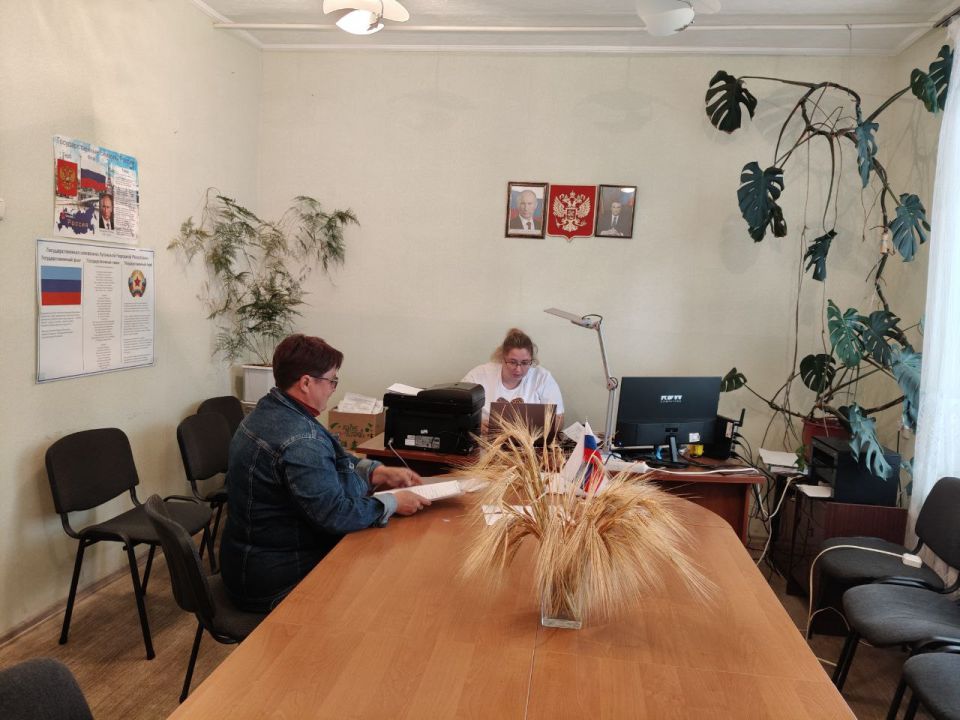 02.07.2025г. в Чугинском отделе жизнеобеспечения населённых пунктов специалистом Станично-Луганского МФЦ был проведён приём маломобильных граждан 02.07.2025г. в Чугинском отделе жизнеобеспечения населённых пунктов специалистом Станично-Луганского МФЦ был проведён приём маломобильных граждан