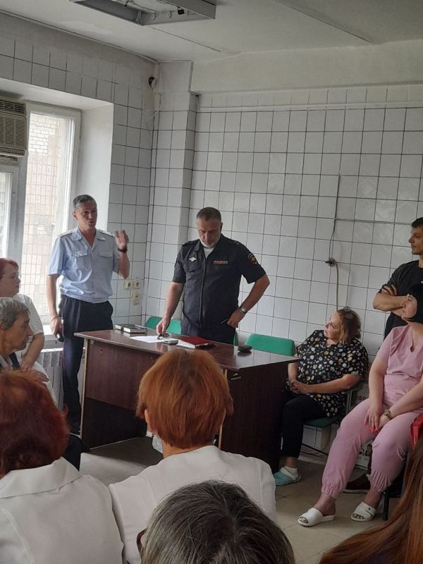 Полицейские ОМВД России «Октябрьский» рассказали коллективу луганского медучреждения о противодействии кибермошенникам Полицейские ОМВД России «Октябрьский» рассказали коллективу луганского медучреждения о противодействии кибермошенникам