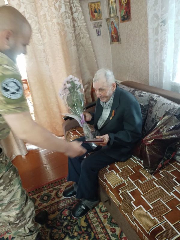 Вчера, 01.07.2025 года начальник Валуйского отдела жизнеобеспечения Елена Тараненко, совместно с депутатом Станично-Луганского мо от КПРФ, атаманом СКО «Станица Луганска» Павлом Малиновским поздравили юбиляра, ветерана войны... Вчера, 01.07.2025 года начальник Валуйского отдела жизнеобеспечения Елена Тараненко, совместно с депутатом Станично-Луганского мо от КПРФ, атаманом СКО «Станица Луганска» Павлом Малиновским поздравили юбиляра, ветерана войны...