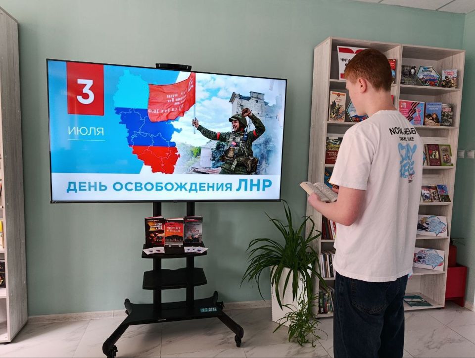 В центральной библиотеке им. Г. Сковороды развернулась экспозиция, посвященная годовщине знаменательного события –освобождению Луганской Народной Республики В центральной библиотеке им. Г. Сковороды развернулась экспозиция, посвященная годовщине знаменательного события –освобождению Луганской Народной Республики