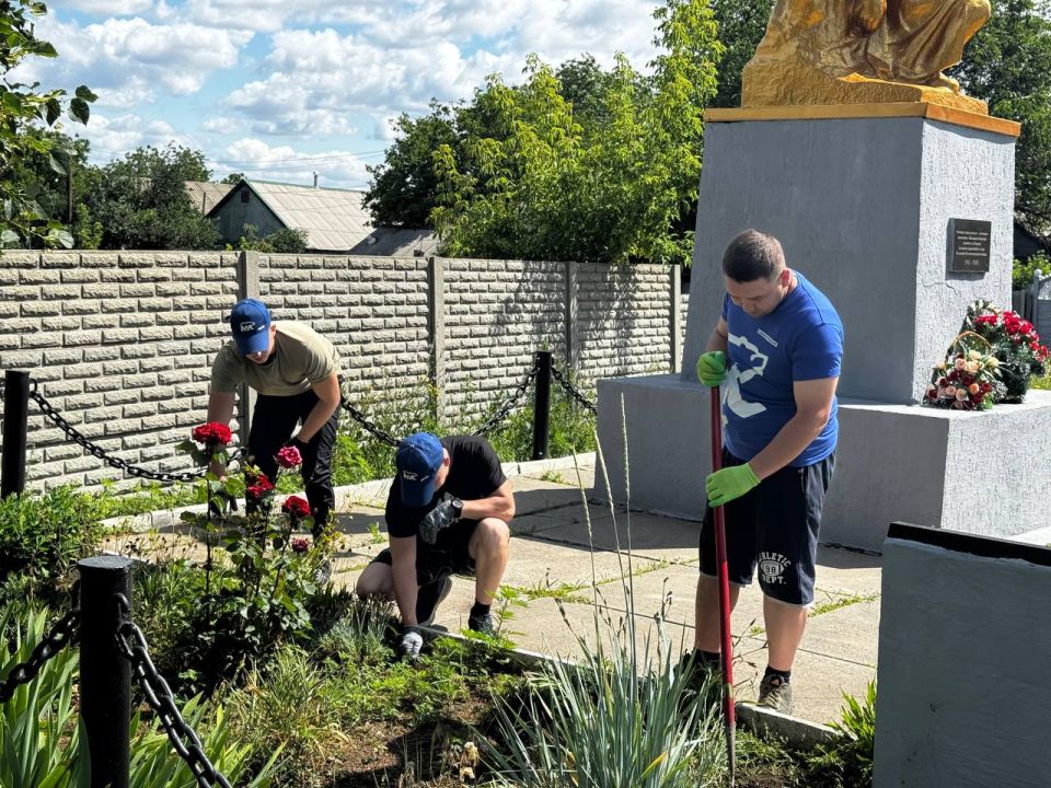 Сегодня в пгт Кленовый города Ровеньки состоялся субботник, в ходе которого была благоустроена территория возле памятника ВОВ в пгт Большекаменка Сегодня в пгт Кленовый города Ровеньки состоялся субботник, в ходе которого была благоустроена территория возле памятника ВОВ в пгт Большекаменка