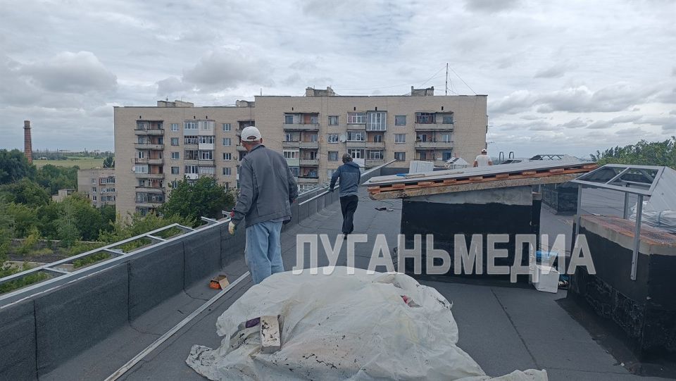 Тюменцы завершают ремонт кровли многоквартирного дома в Молодогвардейске Тюменцы завершают ремонт кровли многоквартирного дома в Молодогвардейске