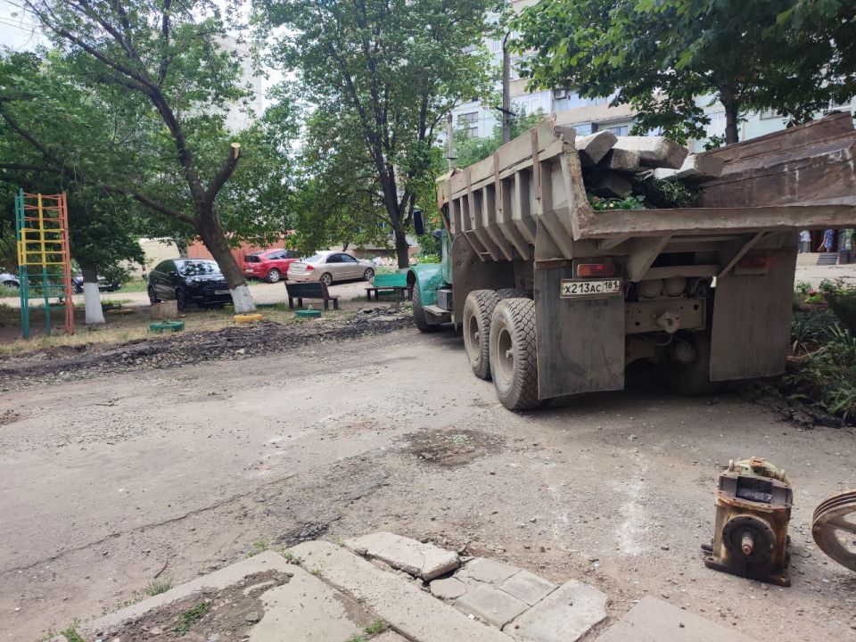 Сергей Козенко: В Краснодоне на квартале Советский продолжается реализация проекта благоустройства внутриквартальной дороги в районе домов № 3 и № 4. Работы ведутся в соответствии с программой по ремонту автомобильных дорог Сергей Козенко: В Краснодоне на квартале Советский продолжается реализация проекта благоустройства внутриквартальной дороги в районе домов № 3 и № 4. Работы ведутся в соответствии с программой по ремонту автомобильных дорог