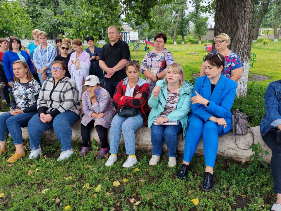 Начальник отдела жизнеобеспечения пгт Новодарьевка Александр Дрозд совместно с депутатом Совета городского округа город Начальник отдела жизнеобеспечения пгт Новодарьевка Александр Дрозд совместно с депутатом Совета городского округа город