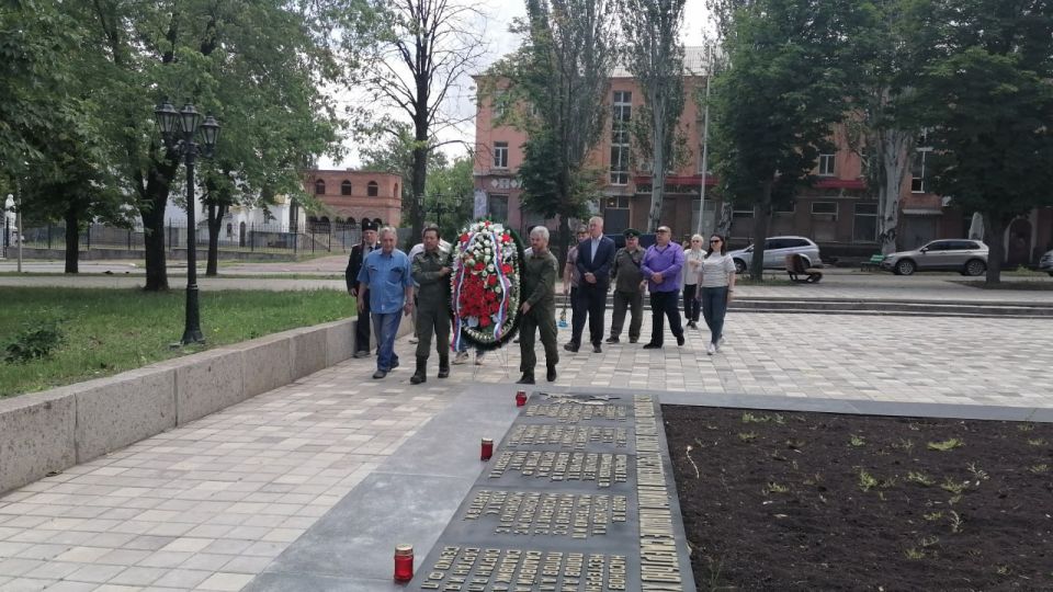 В Стаханове встретили гостя из Вьетнама и почтили память Героя Соцтруда В Стаханове встретили гостя из Вьетнама и почтили память Героя Соцтруда