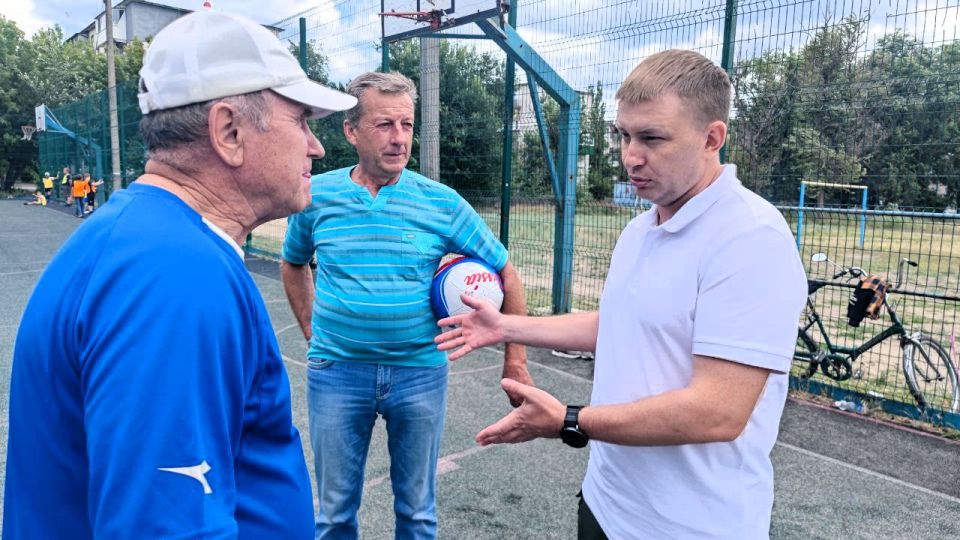 Евгений Шаталин: В рамках исследования спортивной инфраструктуры города посетил спортплощадку, которая находится в районе школы №8, где встретился с волонтером Худовеевым Анатолием Алексеевичем, который на добровольных... Евгений Шаталин: В рамках исследования спортивной инфраструктуры города посетил спортплощадку, которая находится в районе школы №8, где встретился с волонтером Худовеевым Анатолием Алексеевичем, который на добровольных...