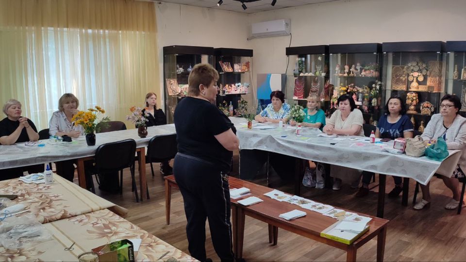 В краеведческом музее для участников клуба «Луч творчества» состоялся мастер-класс по созданию картины в технике ошибана В краеведческом музее для участников клуба «Луч творчества» состоялся мастер-класс по созданию картины в технике ошибана