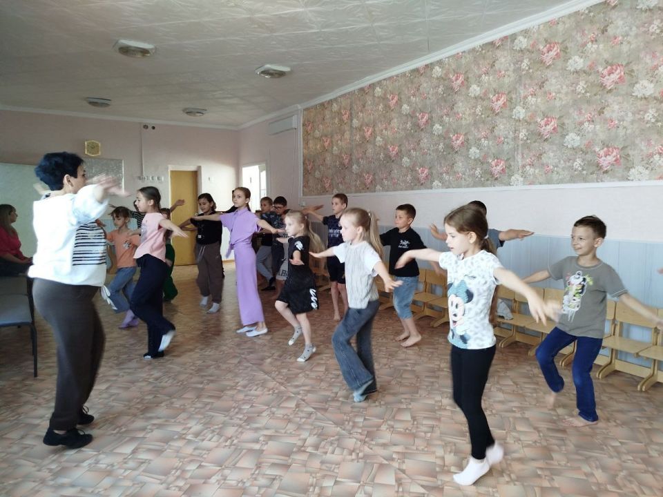 Педагоги Лутугинского Дома детского и юношеского творчества продолжают работать на школьных летних площадках Педагоги Лутугинского Дома детского и юношеского творчества продолжают работать на школьных летних площадках