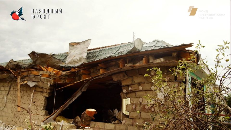 Прошлой ночью на Луганск был совершен налет беспилотников, в результате которого, пострадали мирные жители, дома в частном секторе и нефтебаза, которая обеспечивает топливом всю Республику Прошлой ночью на Луганск был совершен налет беспилотников, в результате которого, пострадали мирные жители, дома в частном секторе и нефтебаза, которая обеспечивает топливом всю Республику