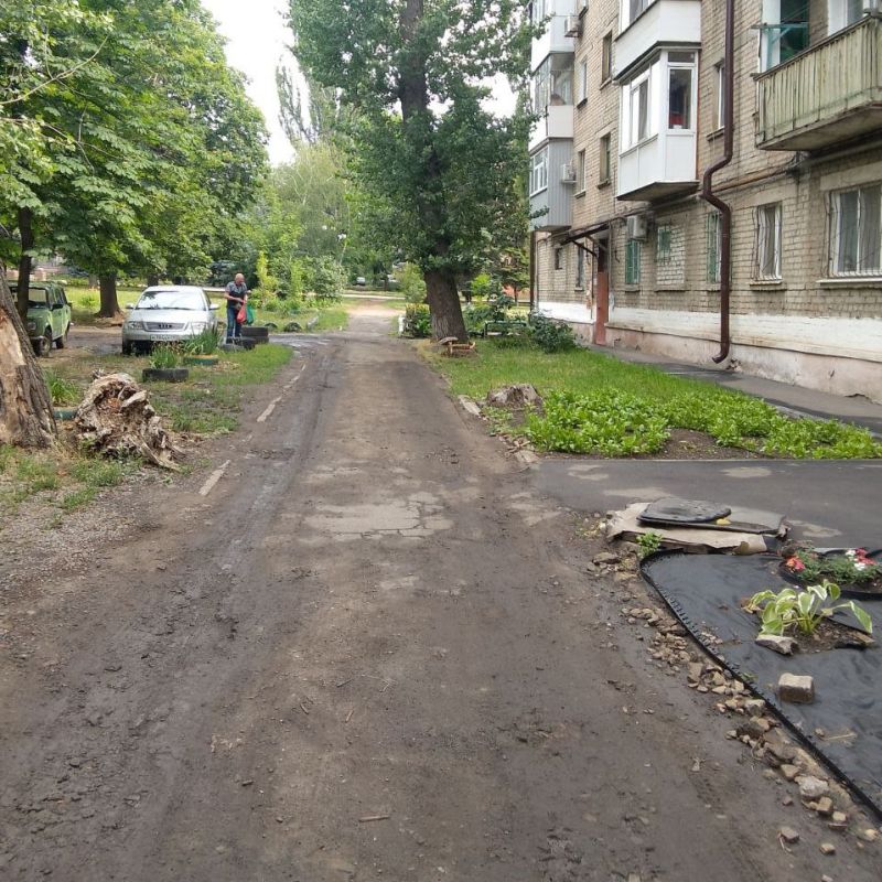 Антрацитовский филиал Единой Управляющей Компании продолжает планомерную работу по благоустройству придомовых территорий! Антрацитовский филиал Единой Управляющей Компании продолжает планомерную работу по благоустройству придомовых территорий!