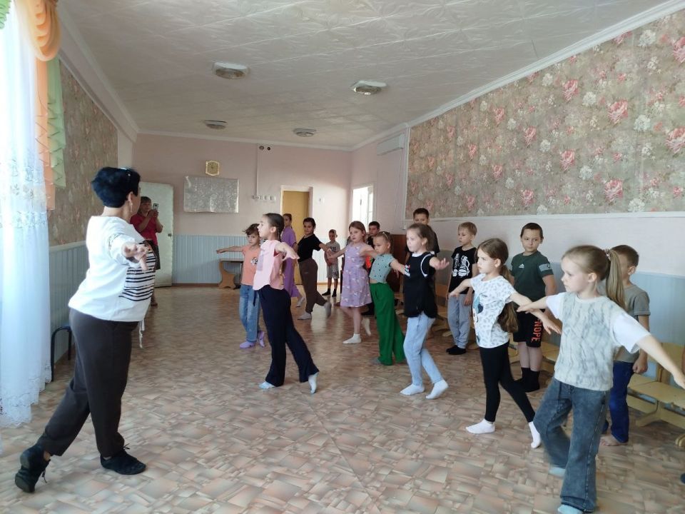 Педагоги Лутугинского Дома детского и юношеского творчества продолжают работать на школьных летних площадках Педагоги Лутугинского Дома детского и юношеского творчества продолжают работать на школьных летних площадках