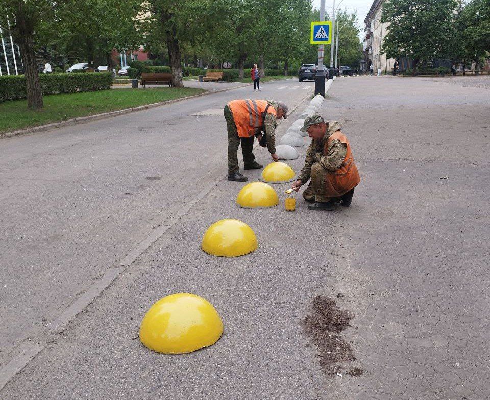 Коммунальные службы проводят работы на территории города Коммунальные службы проводят работы на территории города