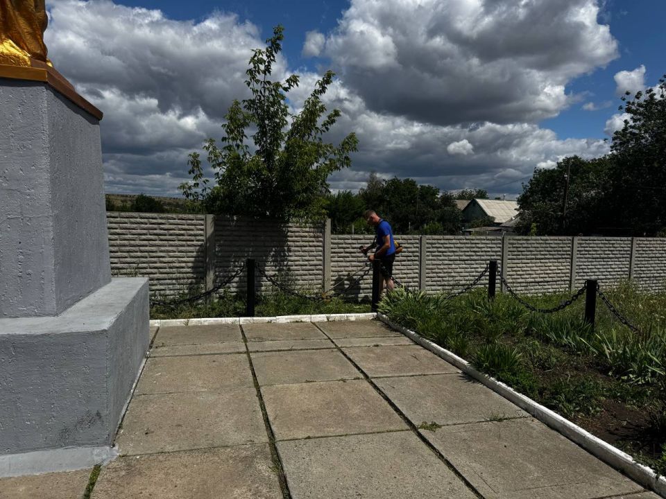 Сегодня в пгт Кленовый города Ровеньки состоялся субботник, в ходе которого была благоустроена территория возле памятника ВОВ в пгт Большекаменка Сегодня в пгт Кленовый города Ровеньки состоялся субботник, в ходе которого была благоустроена территория возле памятника ВОВ в пгт Большекаменка