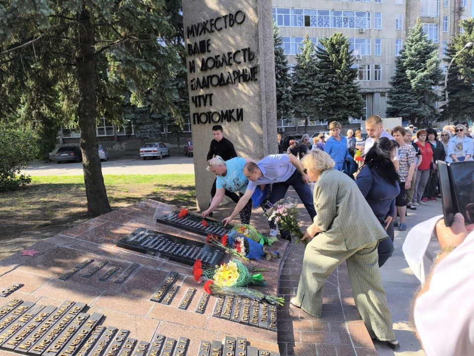 «Выбирай своё»: На заводе «ЛугаМаш» увековечили имена сотрудников, погибших при защите Донбасса «Выбирай своё»: На заводе «ЛугаМаш» увековечили имена сотрудников, погибших при защите Донбасса