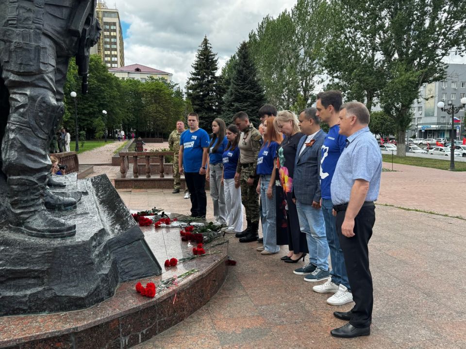 В Луганске почтили память защитников Родины В Луганске почтили память защитников Родины