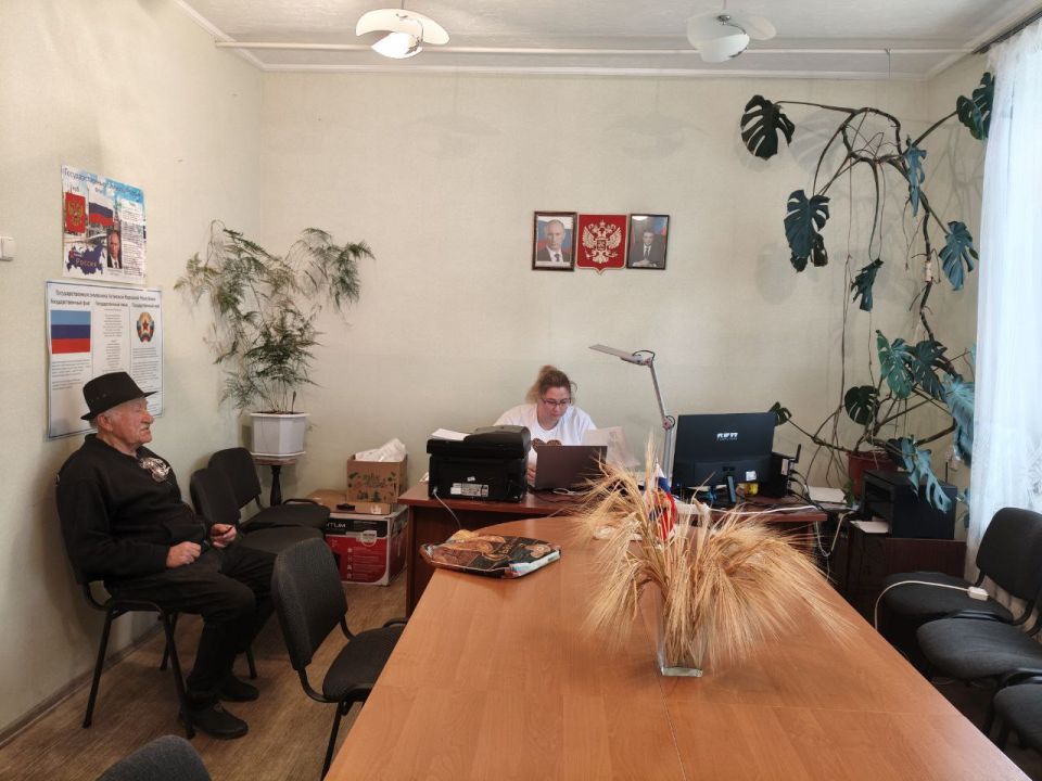02.07.2025г. в Чугинском отделе жизнеобеспечения населённых пунктов специалистом Станично-Луганского МФЦ был проведён приём маломобильных граждан 02.07.2025г. в Чугинском отделе жизнеобеспечения населённых пунктов специалистом Станично-Луганского МФЦ был проведён приём маломобильных граждан