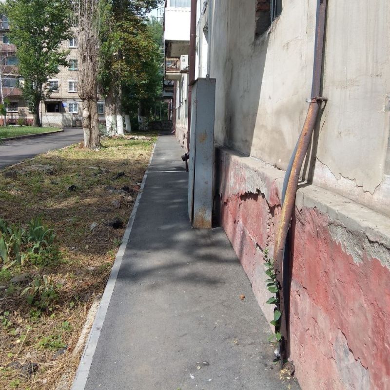 Антрацитовский филиал Единой Управляющей Компании продолжает планомерную работу по благоустройству придомовых территорий! Антрацитовский филиал Единой Управляющей Компании продолжает планомерную работу по благоустройству придомовых территорий!