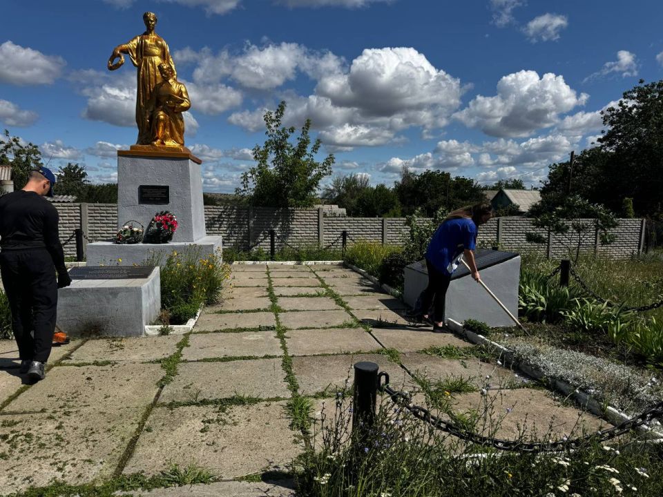 Сегодня в пгт Кленовый города Ровеньки состоялся субботник, в ходе которого была благоустроена территория возле памятника ВОВ в пгт Большекаменка Сегодня в пгт Кленовый города Ровеньки состоялся субботник, в ходе которого была благоустроена территория возле памятника ВОВ в пгт Большекаменка