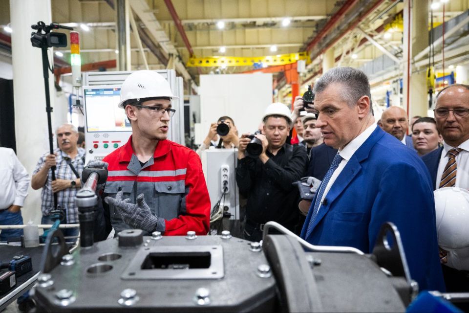 Галина Дуброва: В Ростове-на-Дону на площадке завода «Ростсельмаш» прошло выездное заседание экономического совета ЛДПР, где обсуждались важнейшие вопросы поддержки отечественного производства и фермеров Галина Дуброва: В Ростове-на-Дону на площадке завода «Ростсельмаш» прошло выездное заседание экономического совета ЛДПР, где обсуждались важнейшие вопросы поддержки отечественного производства и фермеров