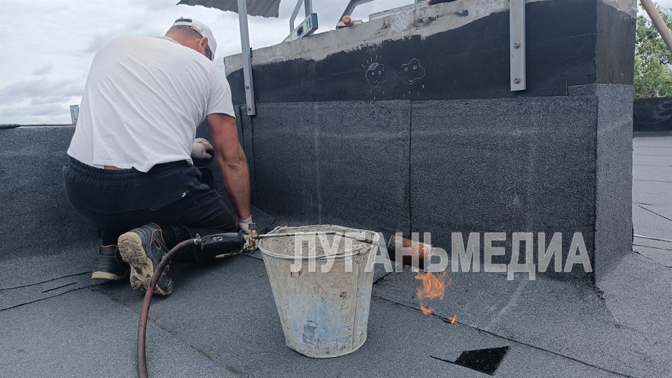 Тюменцы завершают ремонт кровли многоквартирного дома в Молодогвардейске Тюменцы завершают ремонт кровли многоквартирного дома в Молодогвардейске