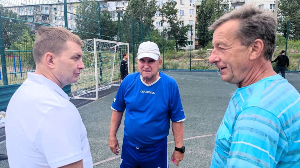 Евгений Шаталин: В рамках исследования спортивной инфраструктуры города посетил спортплощадку, которая находится в районе школы №8, где встретился с волонтером Худовеевым Анатолием Алексеевичем, который на добровольных... Евгений Шаталин: В рамках исследования спортивной инфраструктуры города посетил спортплощадку, которая находится в районе школы №8, где встретился с волонтером Худовеевым Анатолием Алексеевичем, который на добровольных...